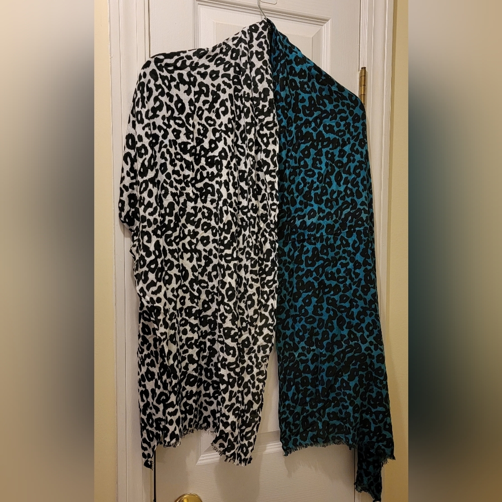 CHUNS Teal & White Leopard Scarf NWOT approx.  76" long 22" wide.
